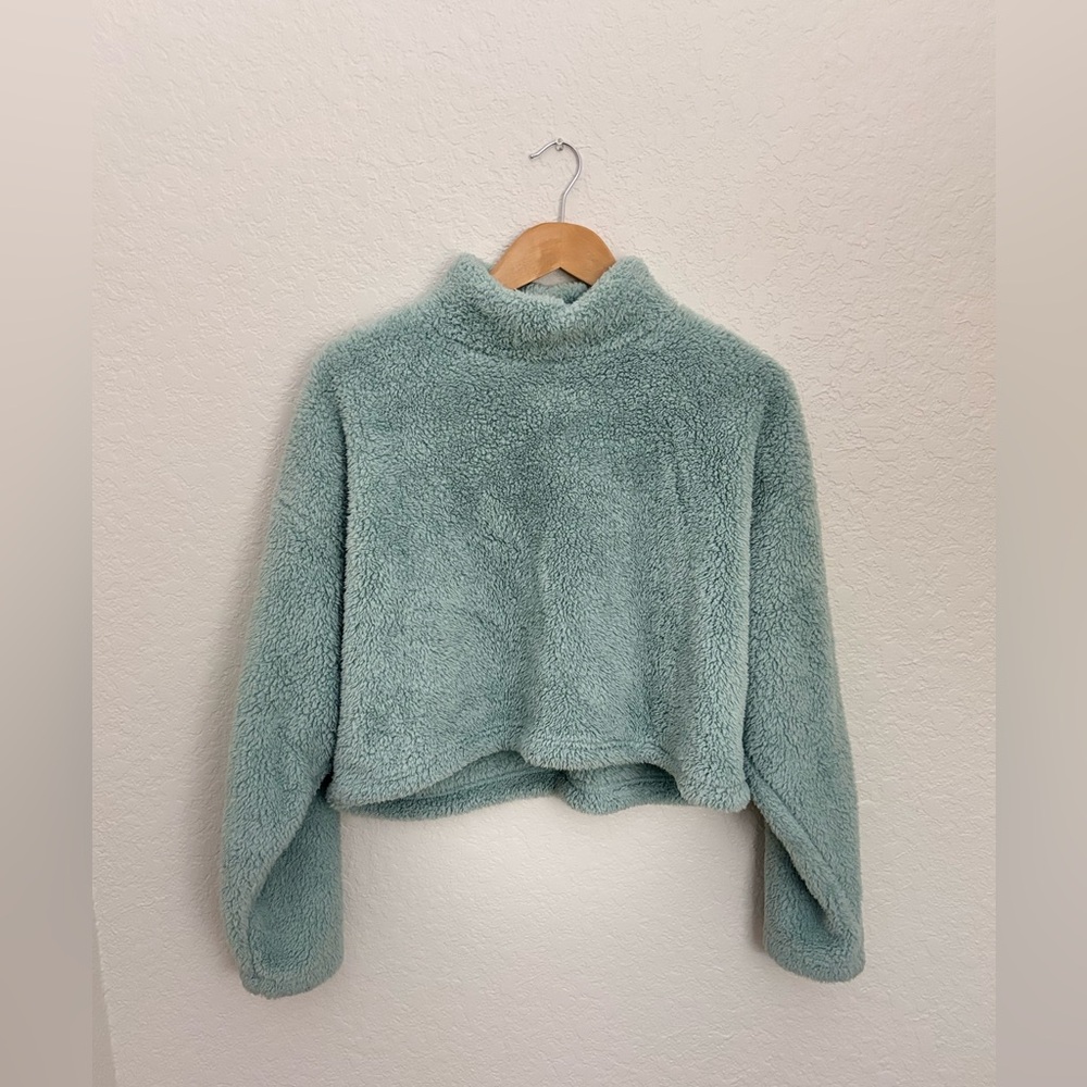 Fuzzy Light Blue Women's Cropped Pullover